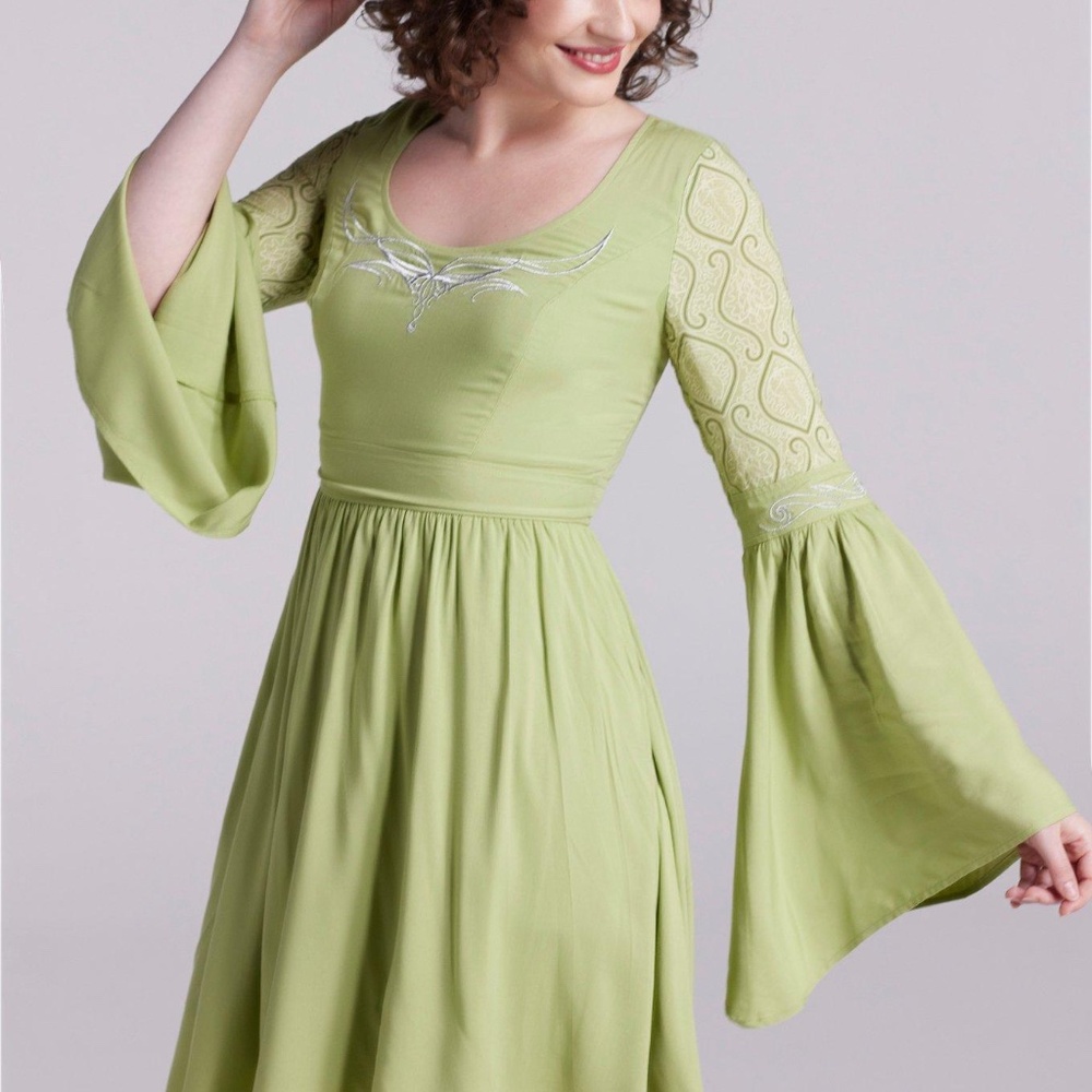 ISO Arwen Her universe dress in size medium or large (size small as well)